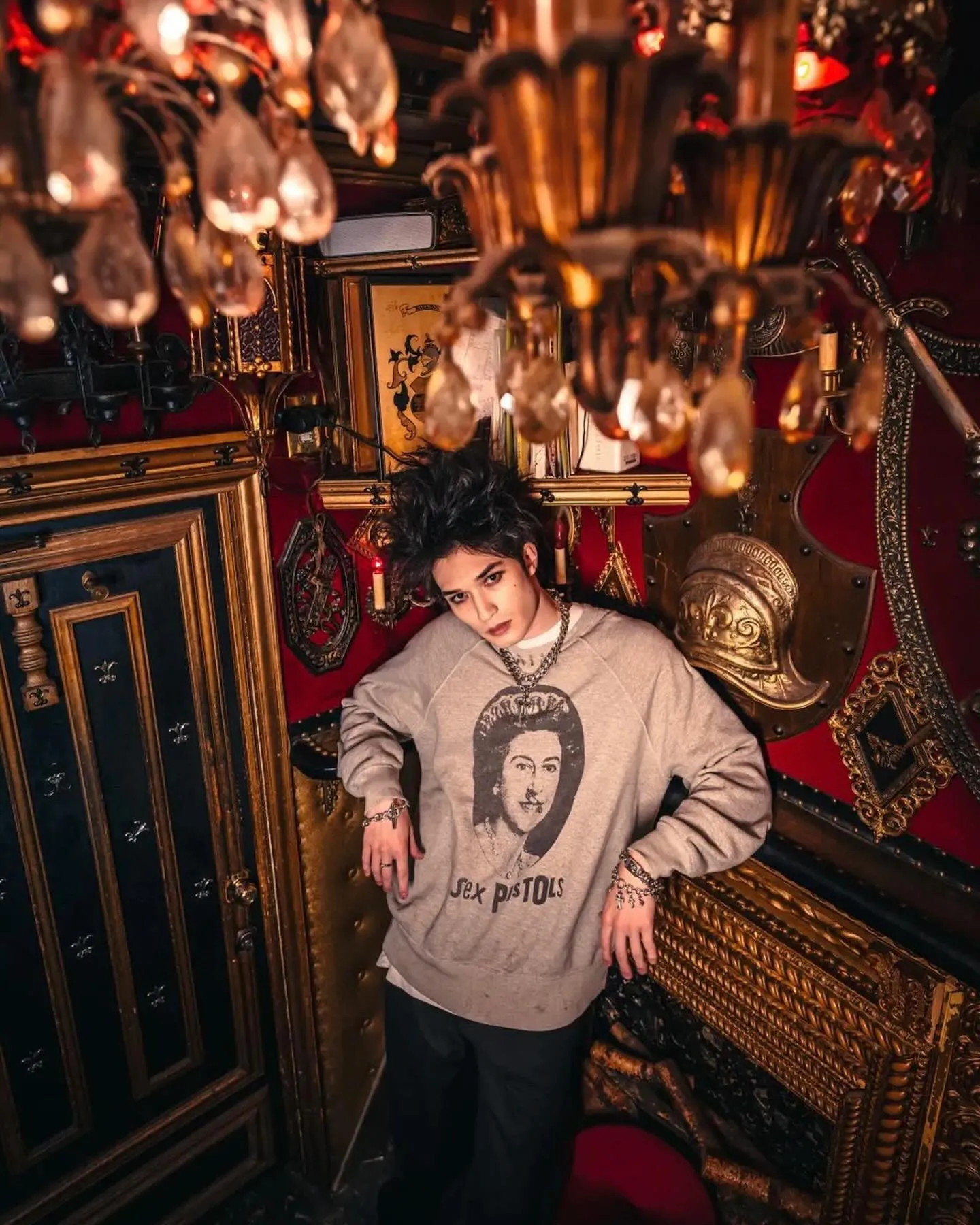 SAINT Mxxxxxx x SEX PISTOLS QUEEN SP_CREW SWT/GRAY band co-branded retro sweatshirt Queen's distressed sweatshirt with holes Distressed gray S-XL Retro distressed distressed hole wash treatment Hand-made graffiti treatment Factory four-needle six-thread boneless sewing Correct co-branded collar label/correct fruit label/wash water label/little angel label